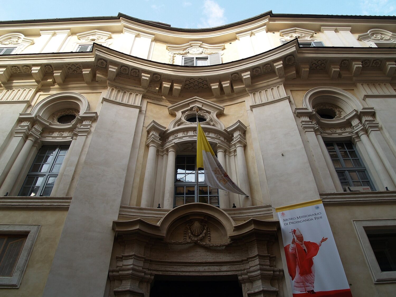 la facciata concava e convessa di borromini su via di propaganda a roma vista dal basso