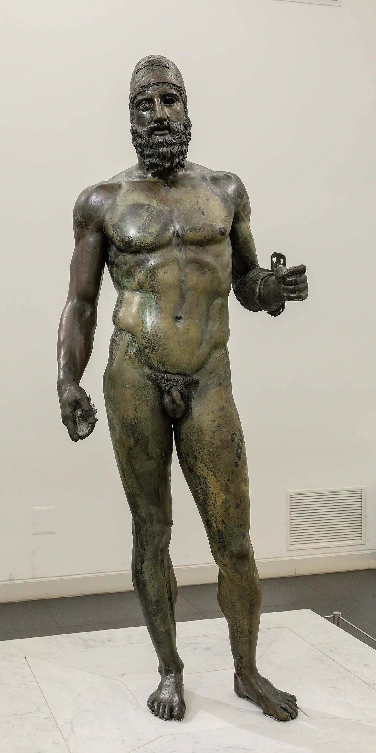 il bronzo b di riace intero visto di fronte con la calotta sul capo