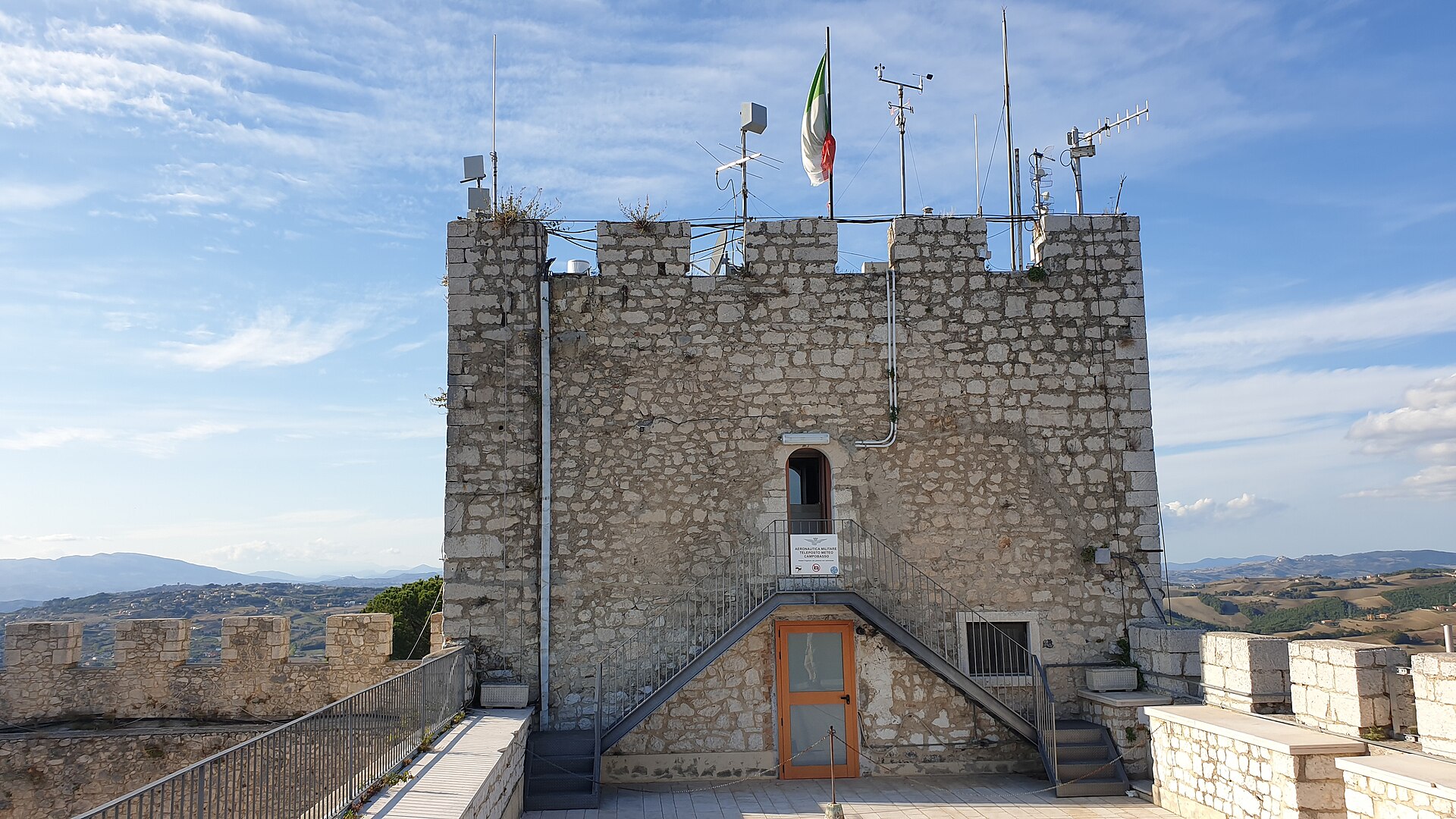 il mastio del castello monforte a campobasso con i merli, la bandiera e la scala esterna