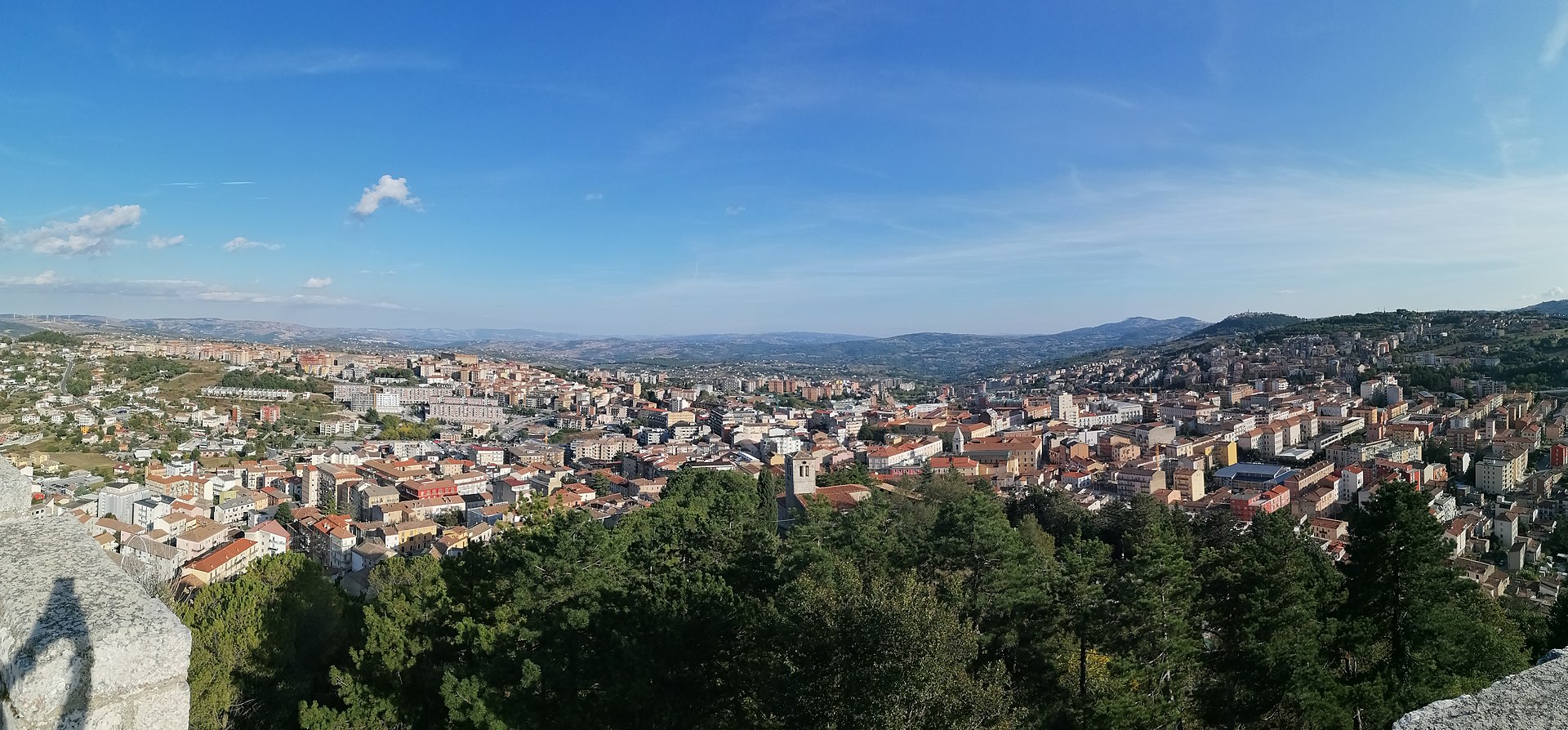 il panorama di campobasso visto dal castello monforte, con la citta sotto e le colline in fondo