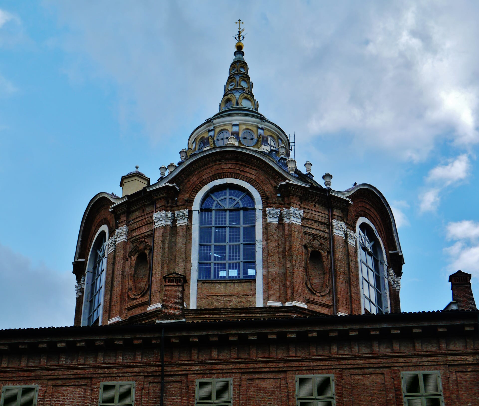 the conical outer dome of the chapel of the holy shroud rising behind turin cathedral