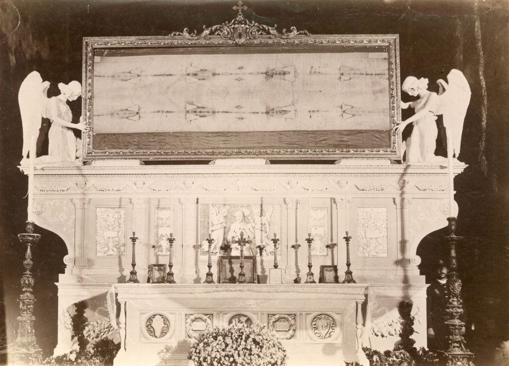 the altar of the chapel of the holy shroud in a photograph taken during the 1898 ostension