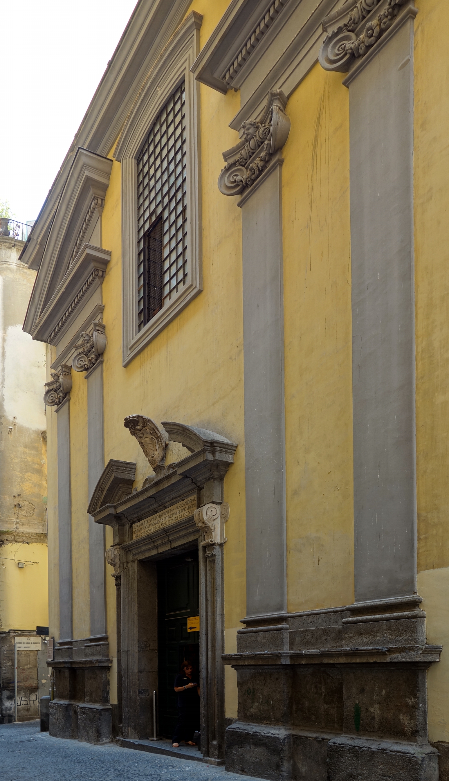 la facciata settecentesca della cappella sansevero in via francesco de sanctis a napoli