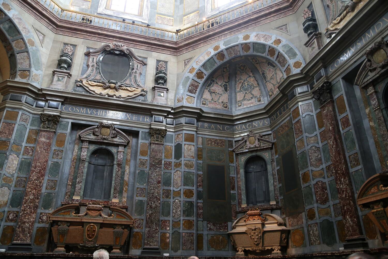 l’interno della cappella dei principi alle cappelle medicee di firenze, rivestito di marmi e pietre dure