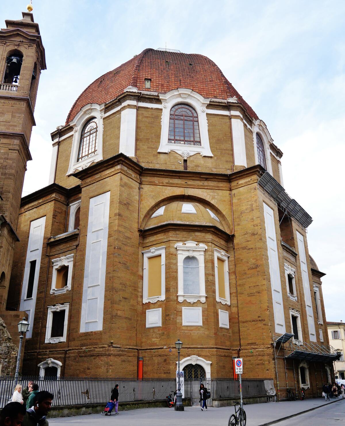 l’esterno delle cappelle medicee dietro la basilica di san lorenzo a firenze
