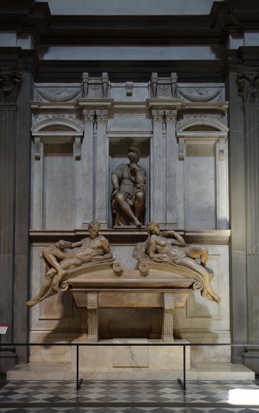 la sagrestia nuova di michelangelo alle cappelle medicee, con la tomba addossata alla parete