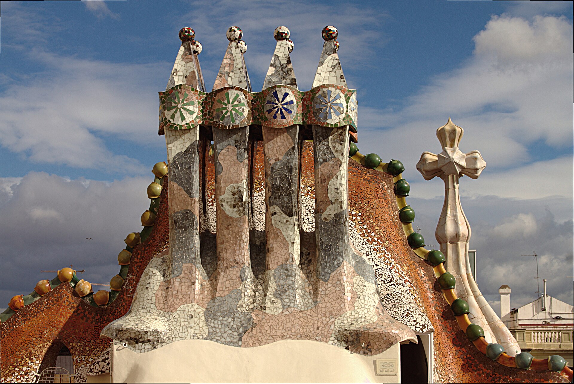 i camini a mosaico sulla terrazza di casa batllo, il dorso del drago e la croce a quattro bracci