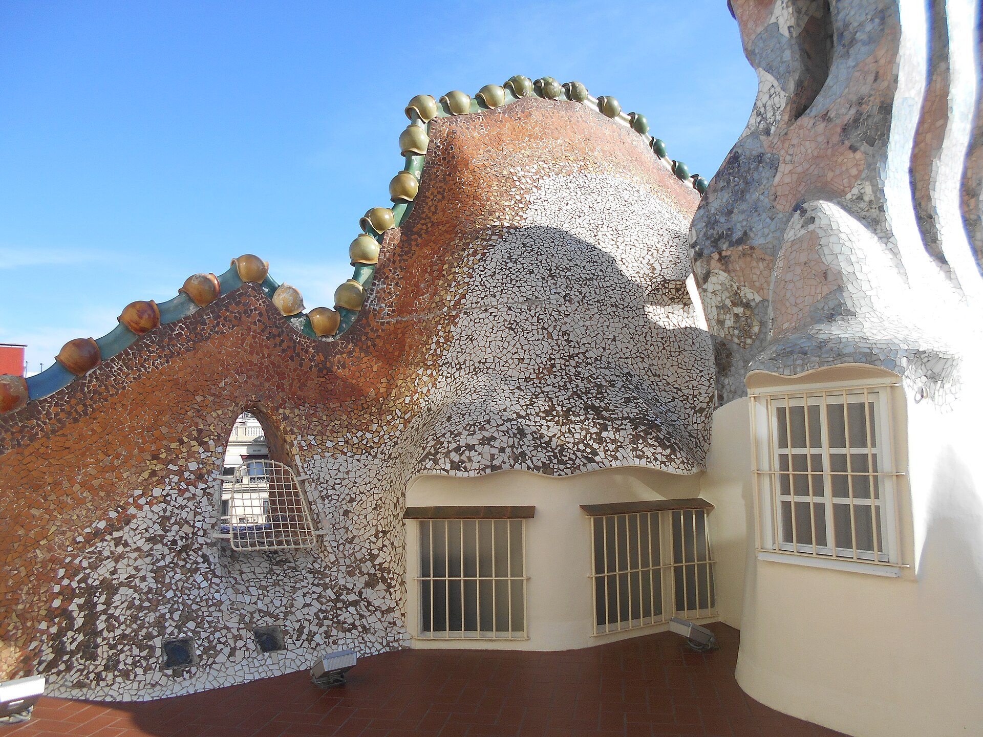 il dorso del drago sulla terrazza di casa batllo, una cresta di ceramica con le sfere verdi e dorate