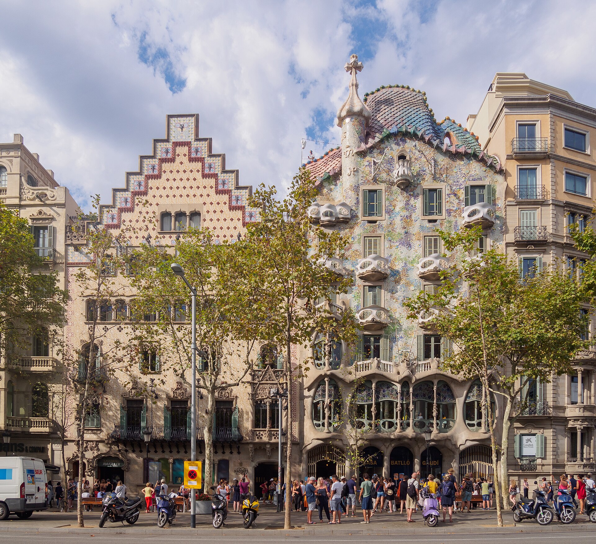 casa amatller con la facciata a gradoni e casa batllo con il tetto a squame, una accanto all’altra su passeig de gracia