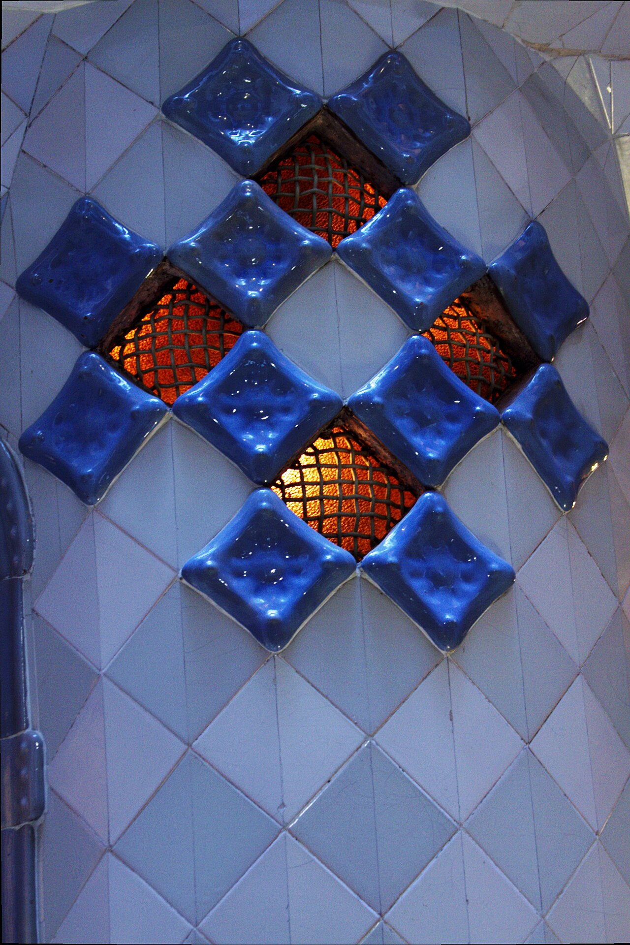 le piastrelle blu del pozzo di luce di casa batllo, con un riquadro di vetri arancioni