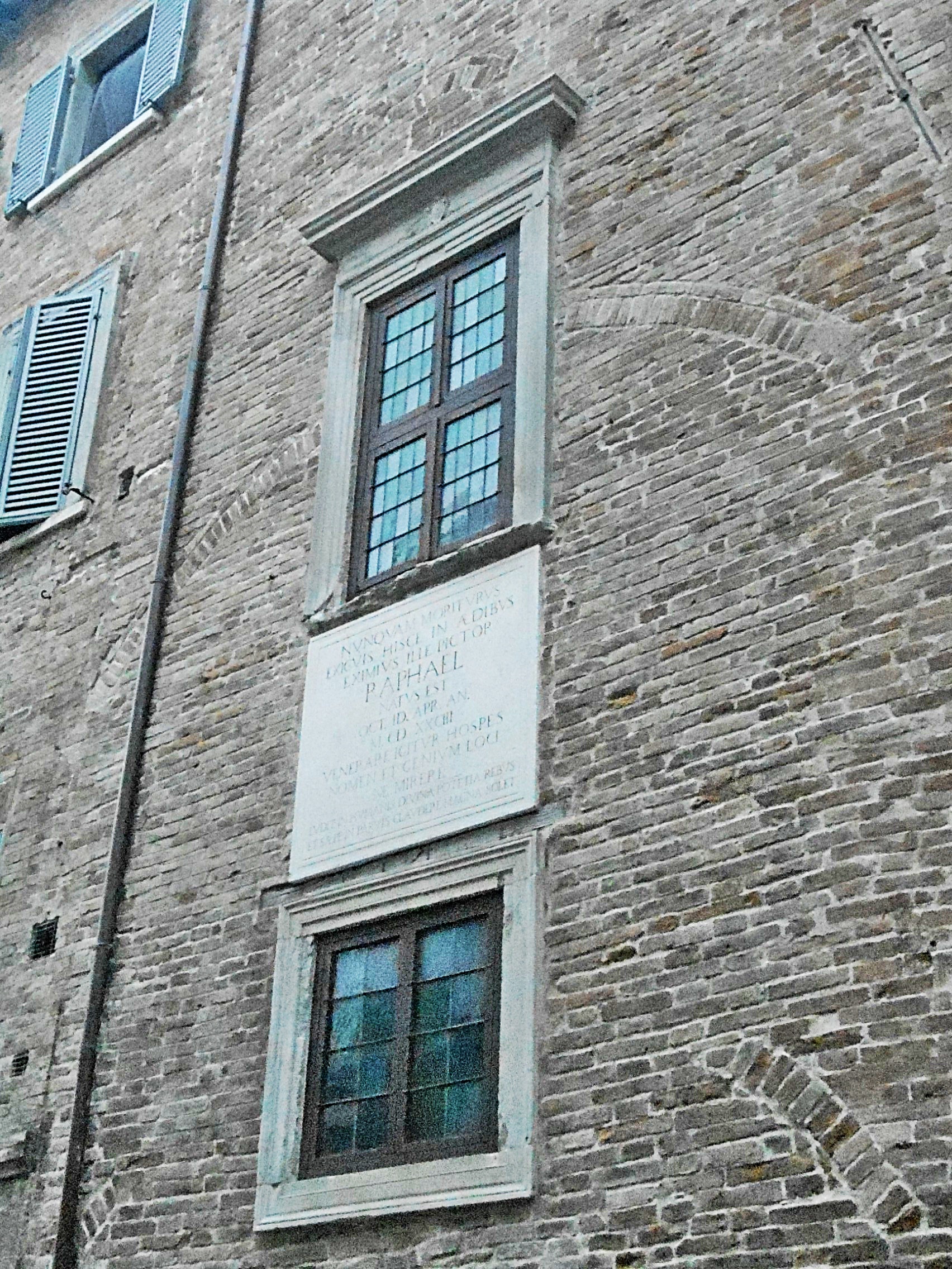 commemorative plaque in latin on the facade of raphael’s birthplace with the inscription raphael natus est