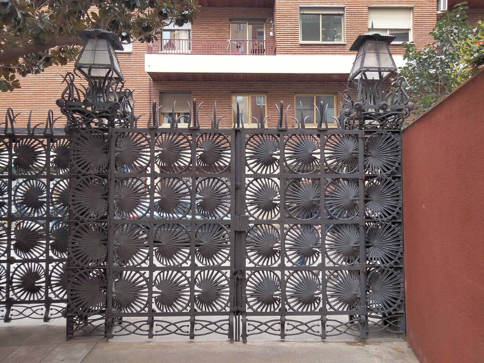 la cancellata di ferro di casa vicens con le foglie di palma a ventaglio