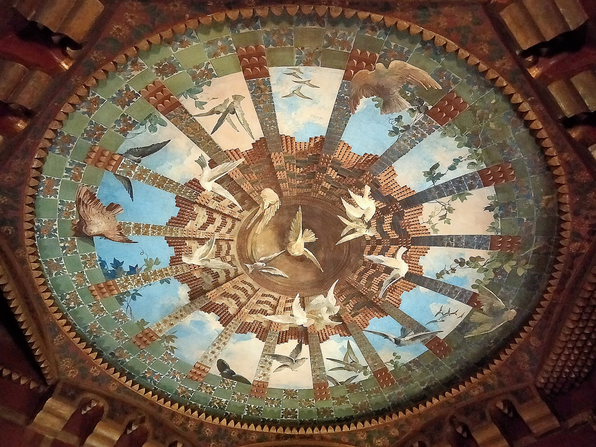 la falsa cupola dipinta nel salotto di casa vicens, con un cielo azzurro e uccelli bianchi in volo