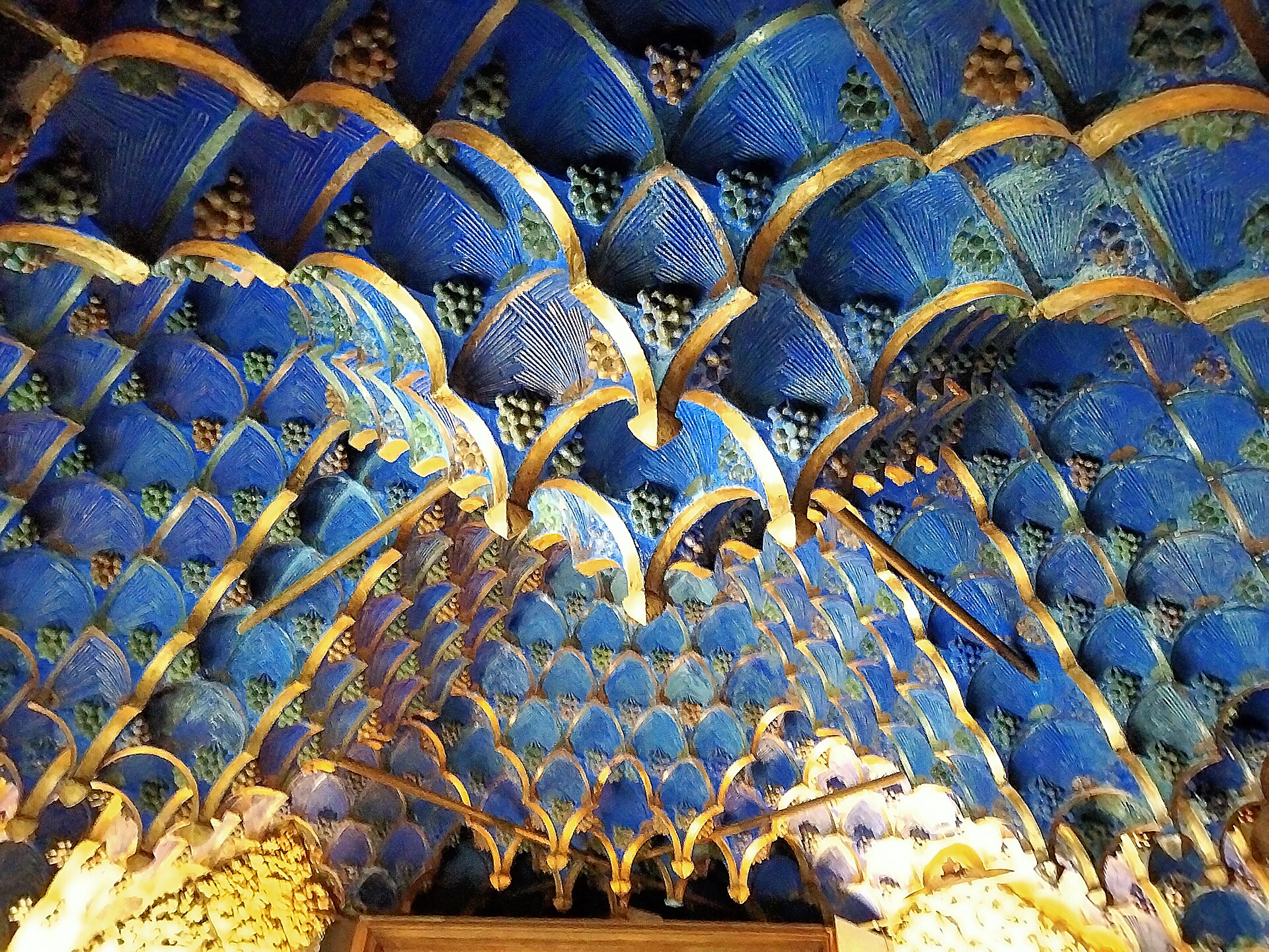 il soffitto a muqarnas del fumoir di casa vicens, con le nicchie blu e i bordi dorati