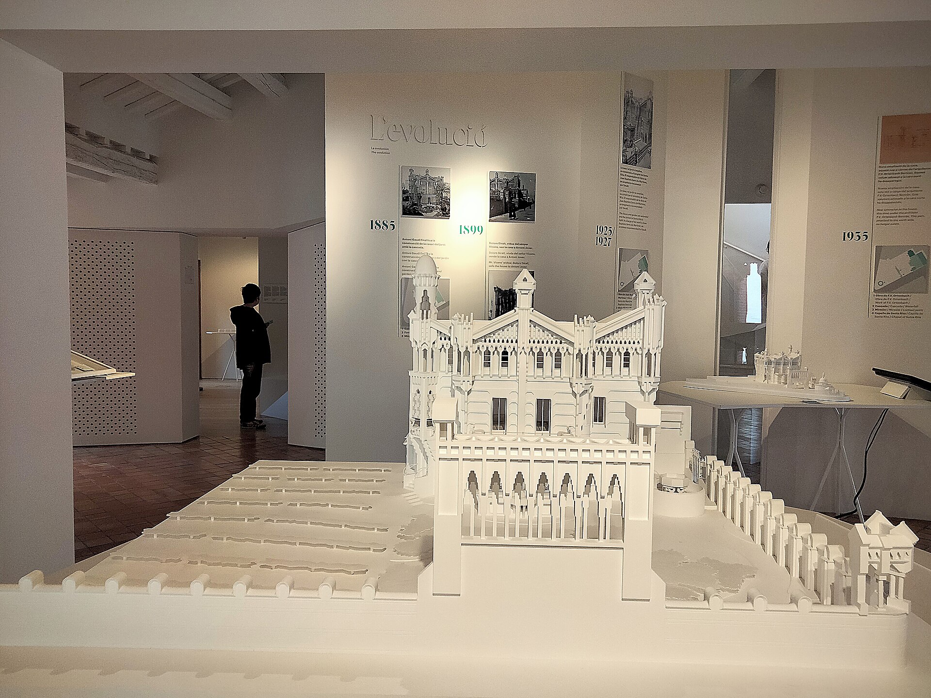 il plastico di casa vicens com’era prima dell’ampliamento del 1925, esposto nella sala della mostra