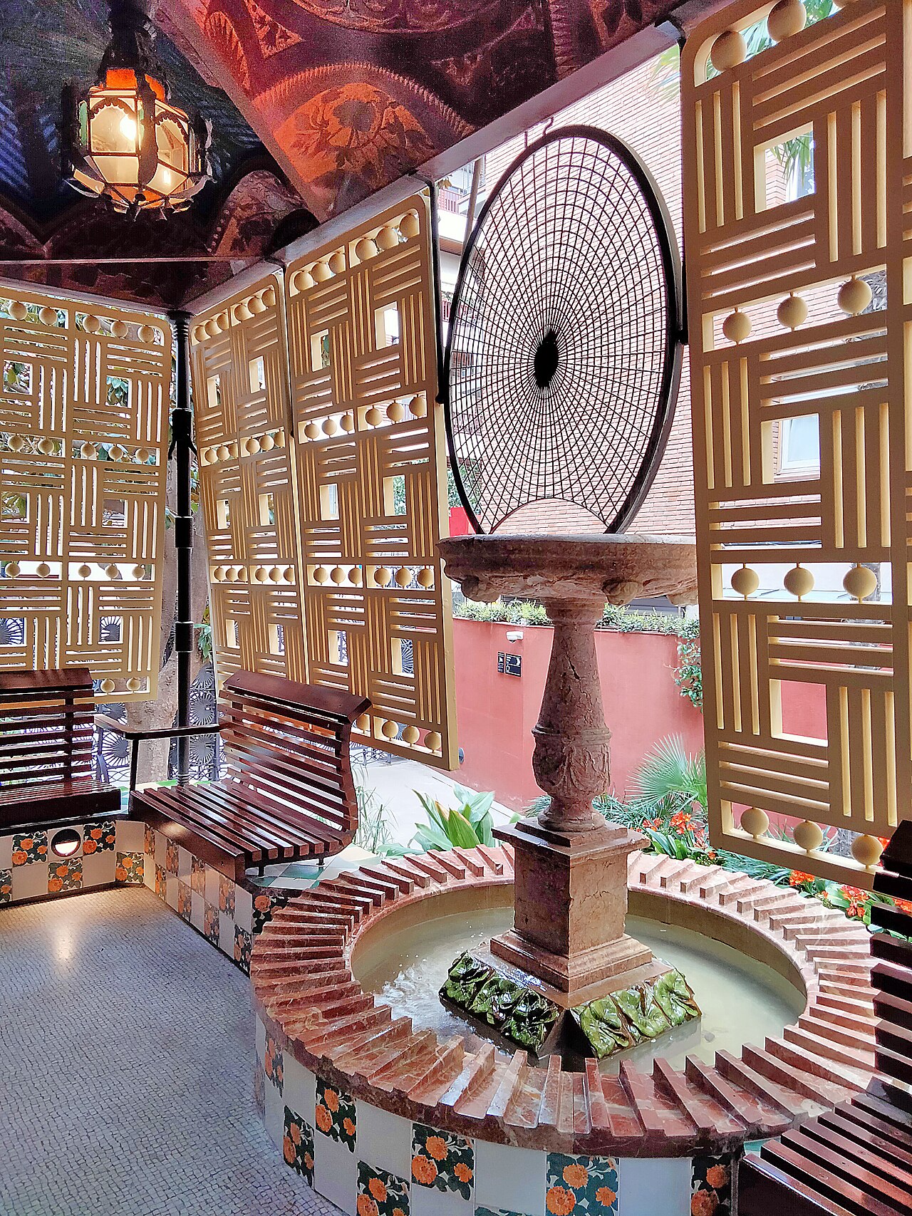 la tribuna di casa vicens con le grate di legno, la fontana su un piede e la grata a ragnatela