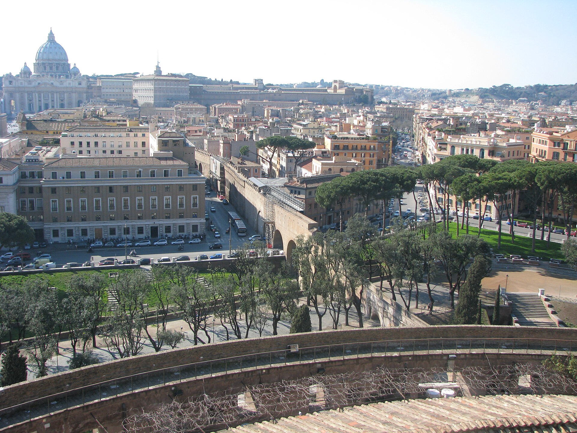 il passetto di borgo visto dalla terrazza di castel sant’angelo, il corridoio murato che corre sopra le case verso la cupola di san pietro