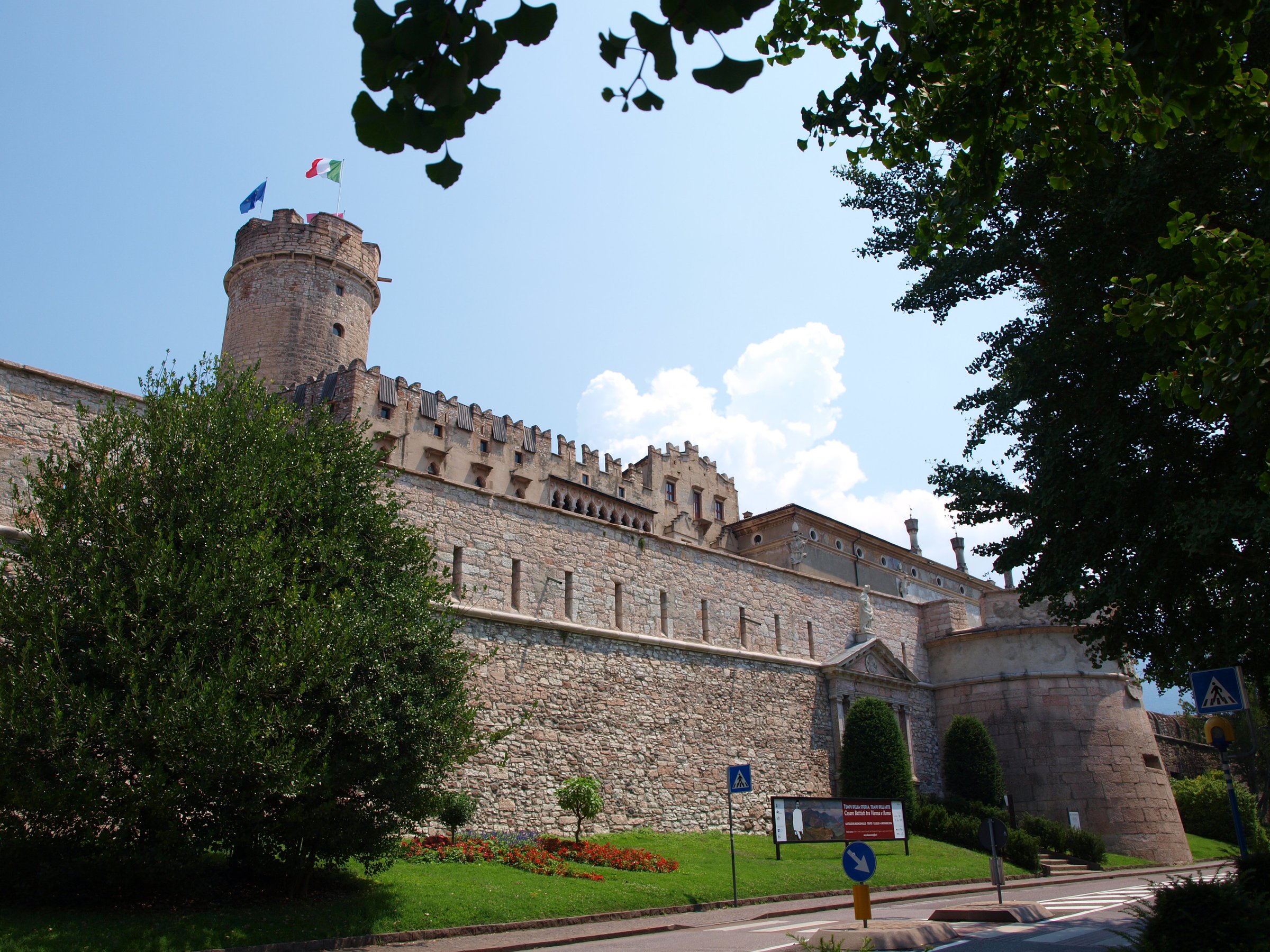 il castello del buonconsiglio a trento visto dall esterno con la torre cilindrica e il magno palazzo