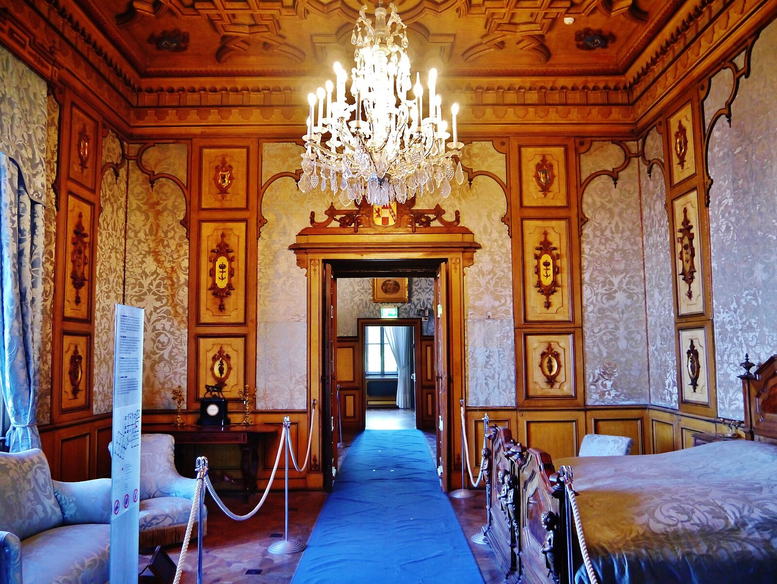 la camera da letto di carlotta del belgio a miramare con i pannelli di legno intarsiato e il lampadario di cristallo