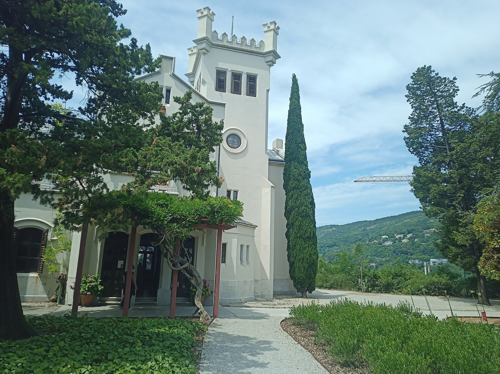 il castelletto di miramare con la torretta merlata il pergolato di glicine e il cipresso