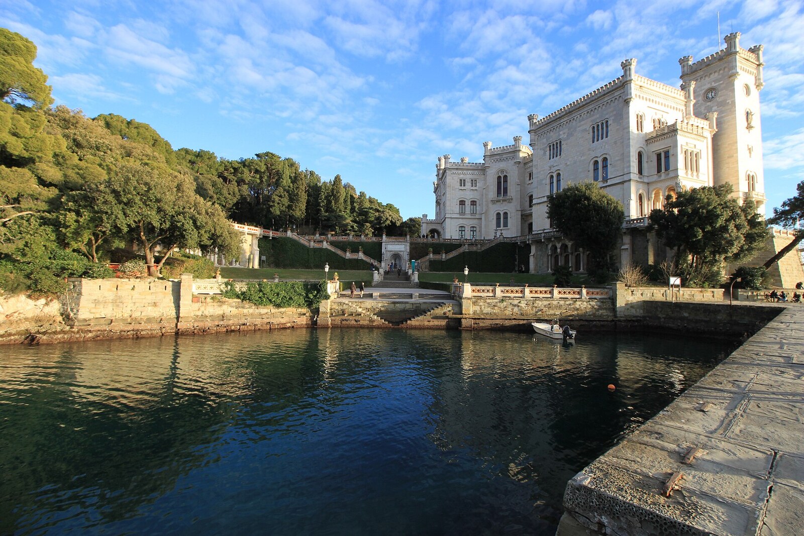 il porticciolo di miramare con il molo il castello bianco e la scalinata verso il giardino