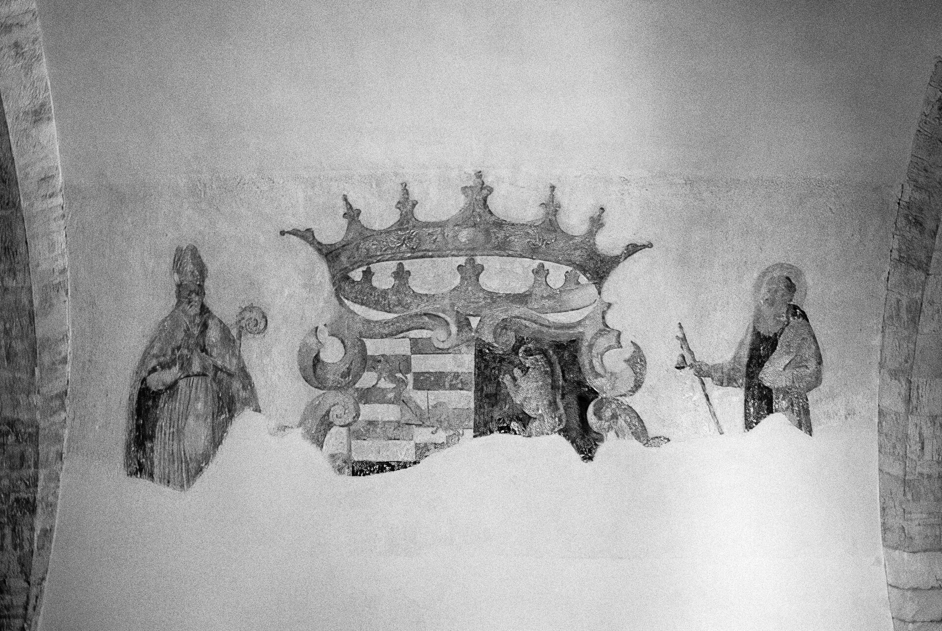 the sixteenth century coat of arms with its crown carved on an interior wall of the swabian castle of bari