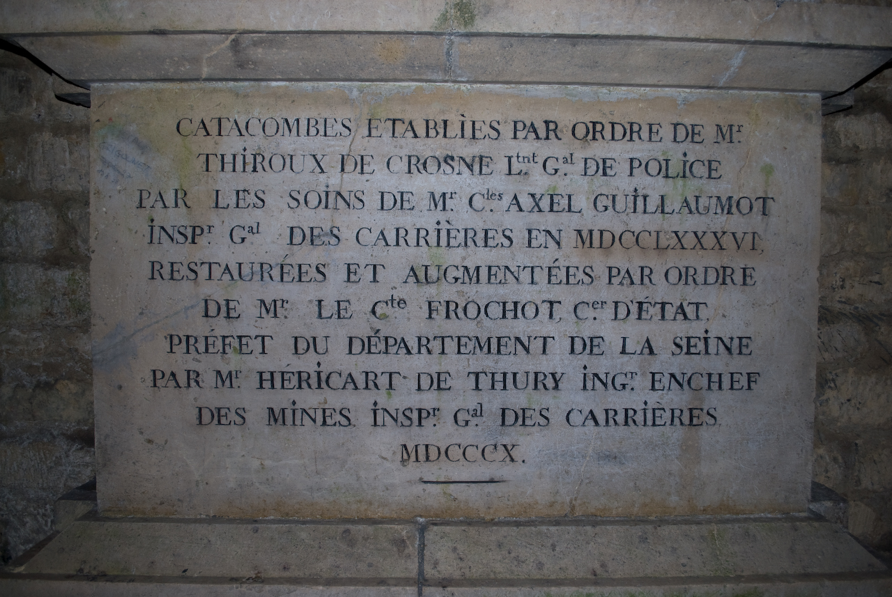 targa di pietra incisa che dichiara le catacombe stabilite per ordine di thiroux de crosne con la cura di charles axel guillaumot nel mdcclxxxvi e restaurate per ordine del conte frochot da hericart de thury nel mdcccx