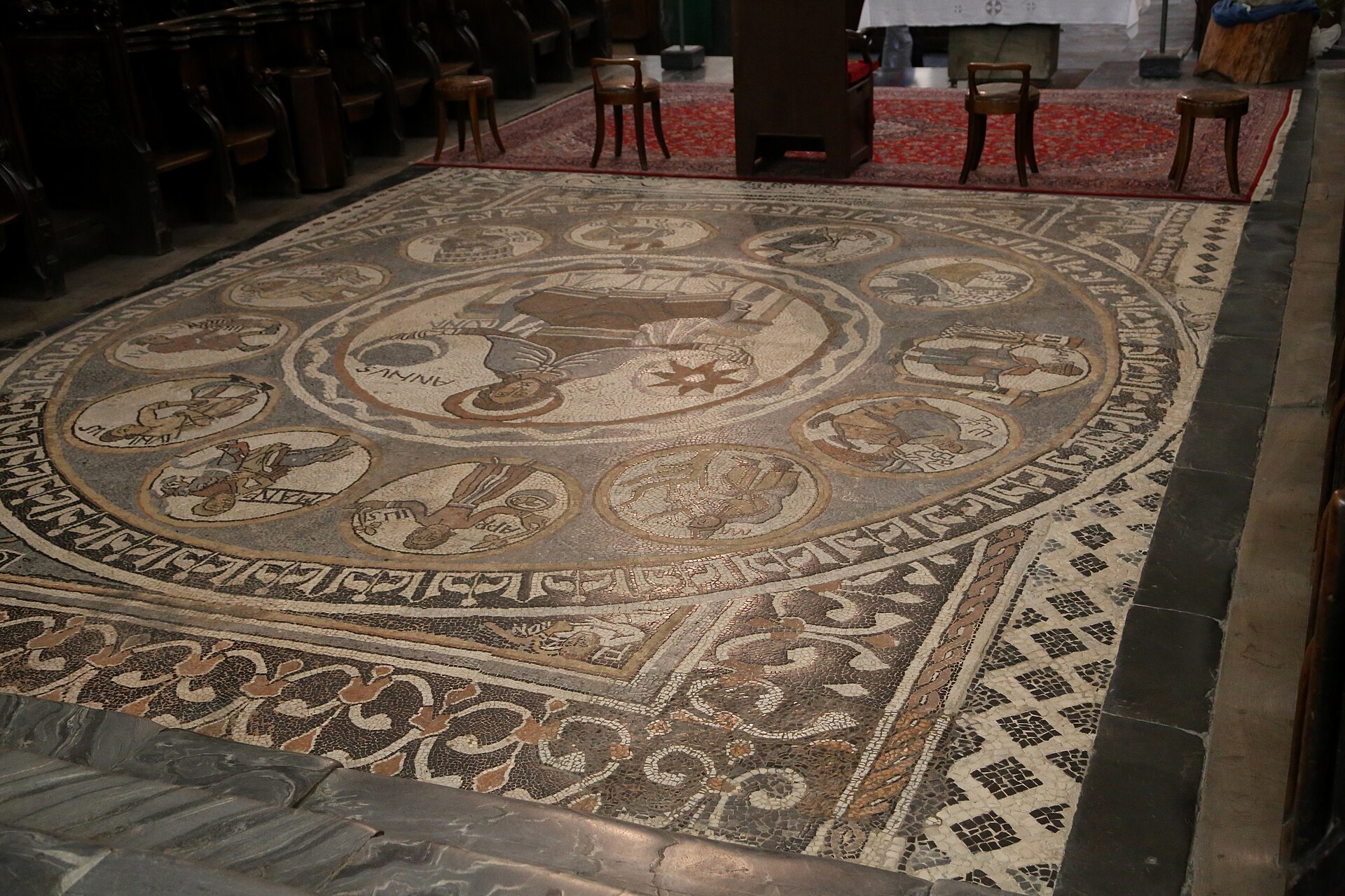 il mosaico pavimentale medievale della cattedrale di aosta con i medaglioni circolari