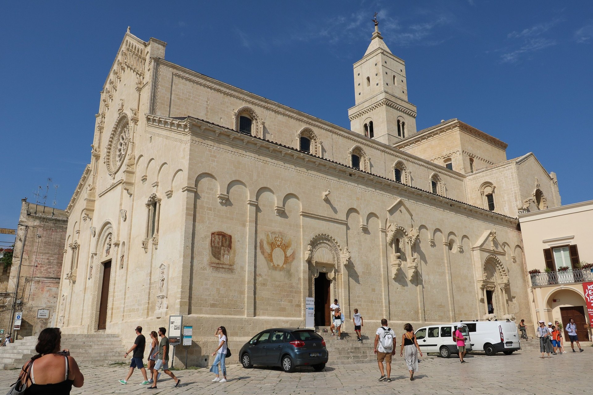 le flanc de la cathedrale de matera avec la rosace et le clocher vus depuis la piazza duomo