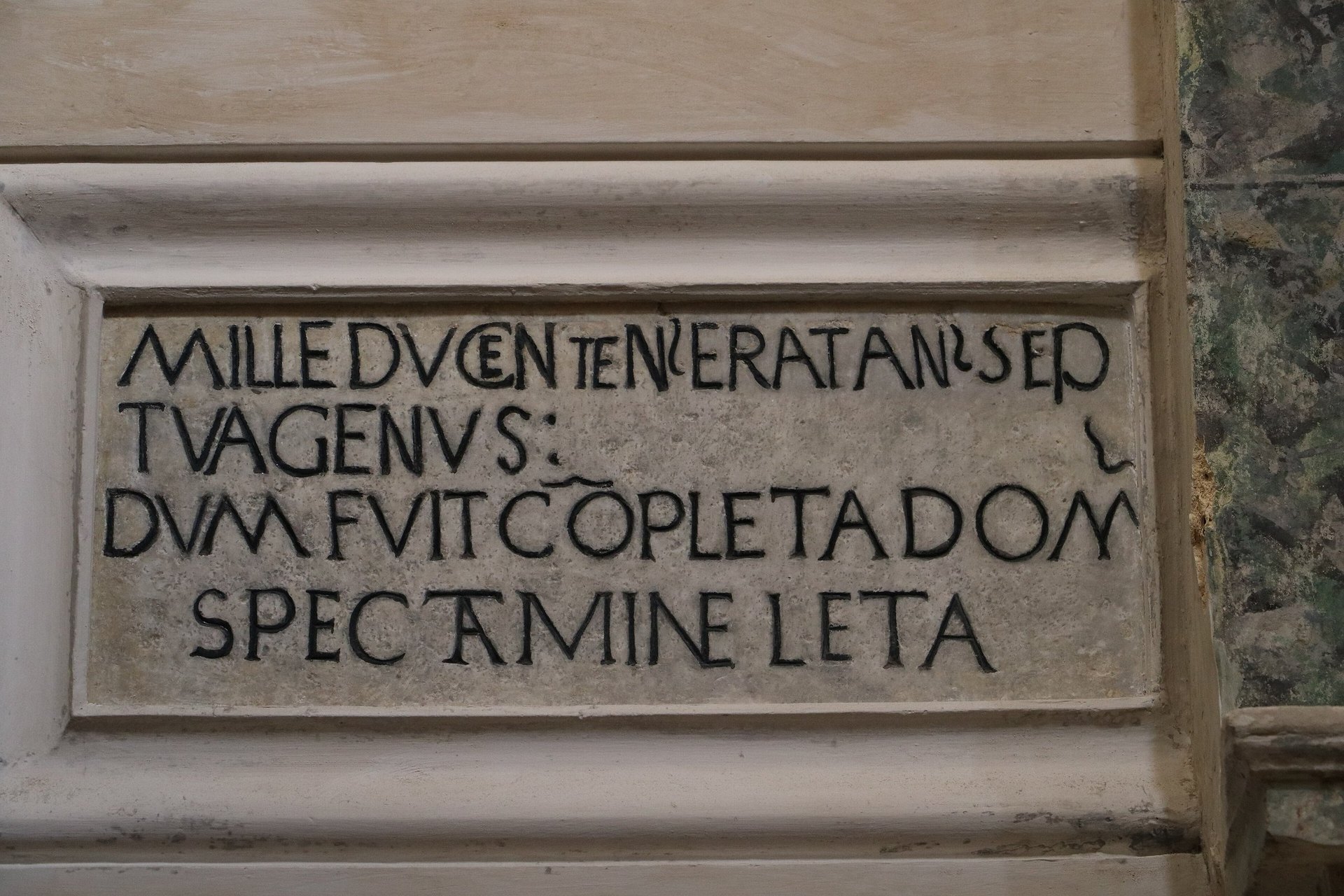 l inscription medievale en caracteres gothiques qui rappelle l achevement de la cathedrale de matera en 1270