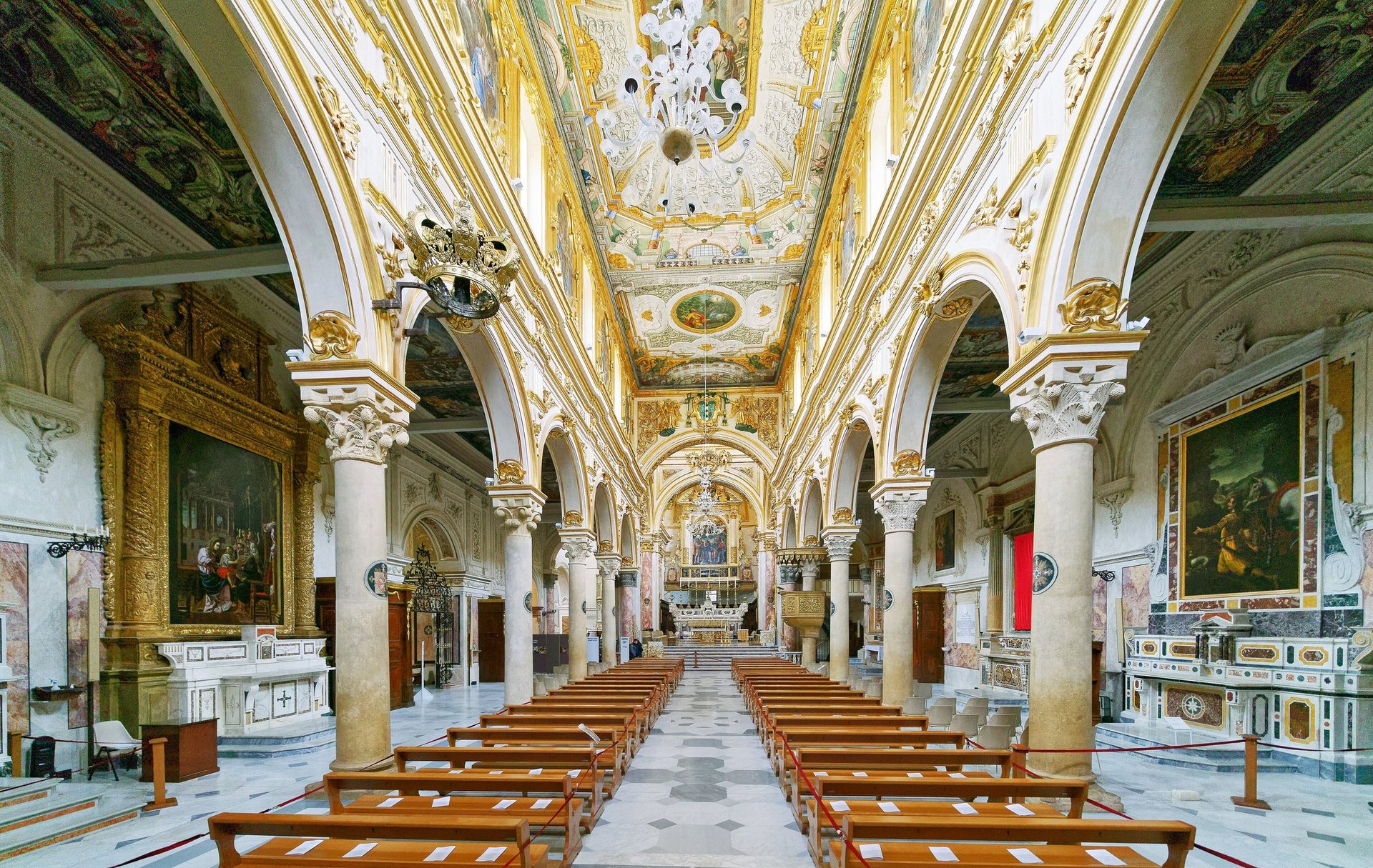 la nef baroque de la cathedrale de matera avec son plafond dore et les autels lateraux