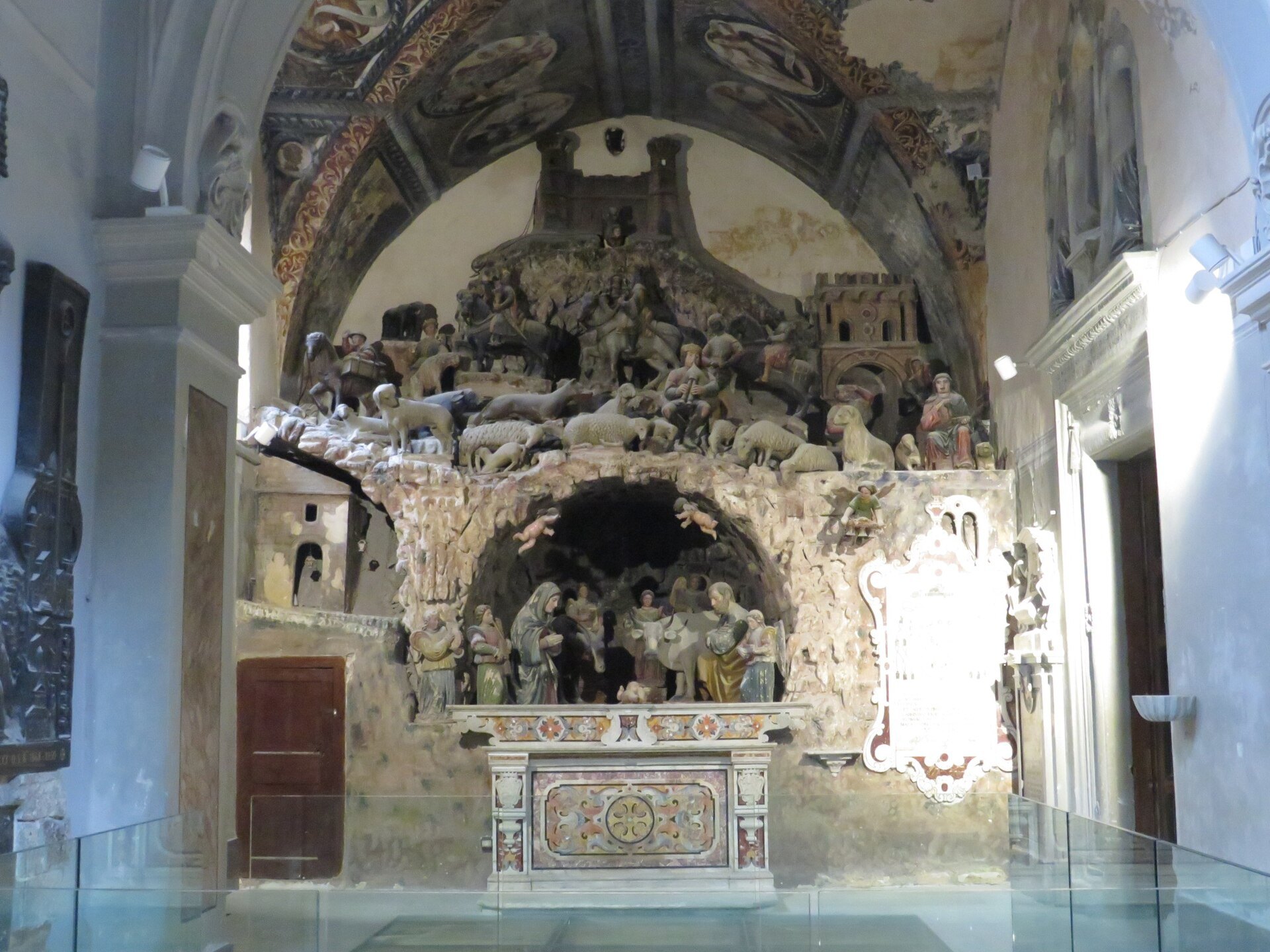 la creche en pierre d altobello persio dans la cathedrale de matera avec les figures et le troupeau sculptes