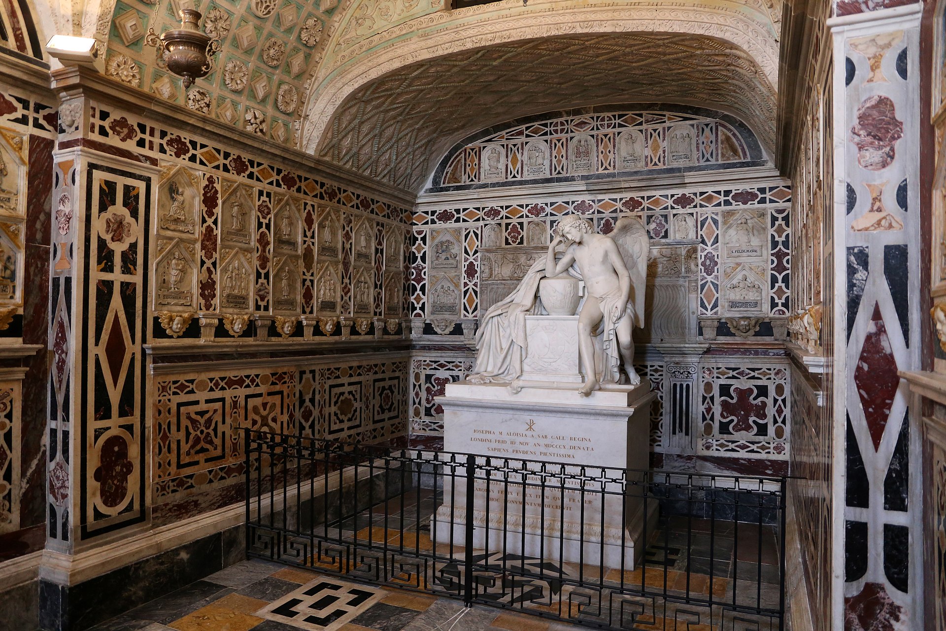 il mausoleo di maria giuseppina di savoia nella cripta della cattedrale di cagliari con gli intarsi di marmo policromo