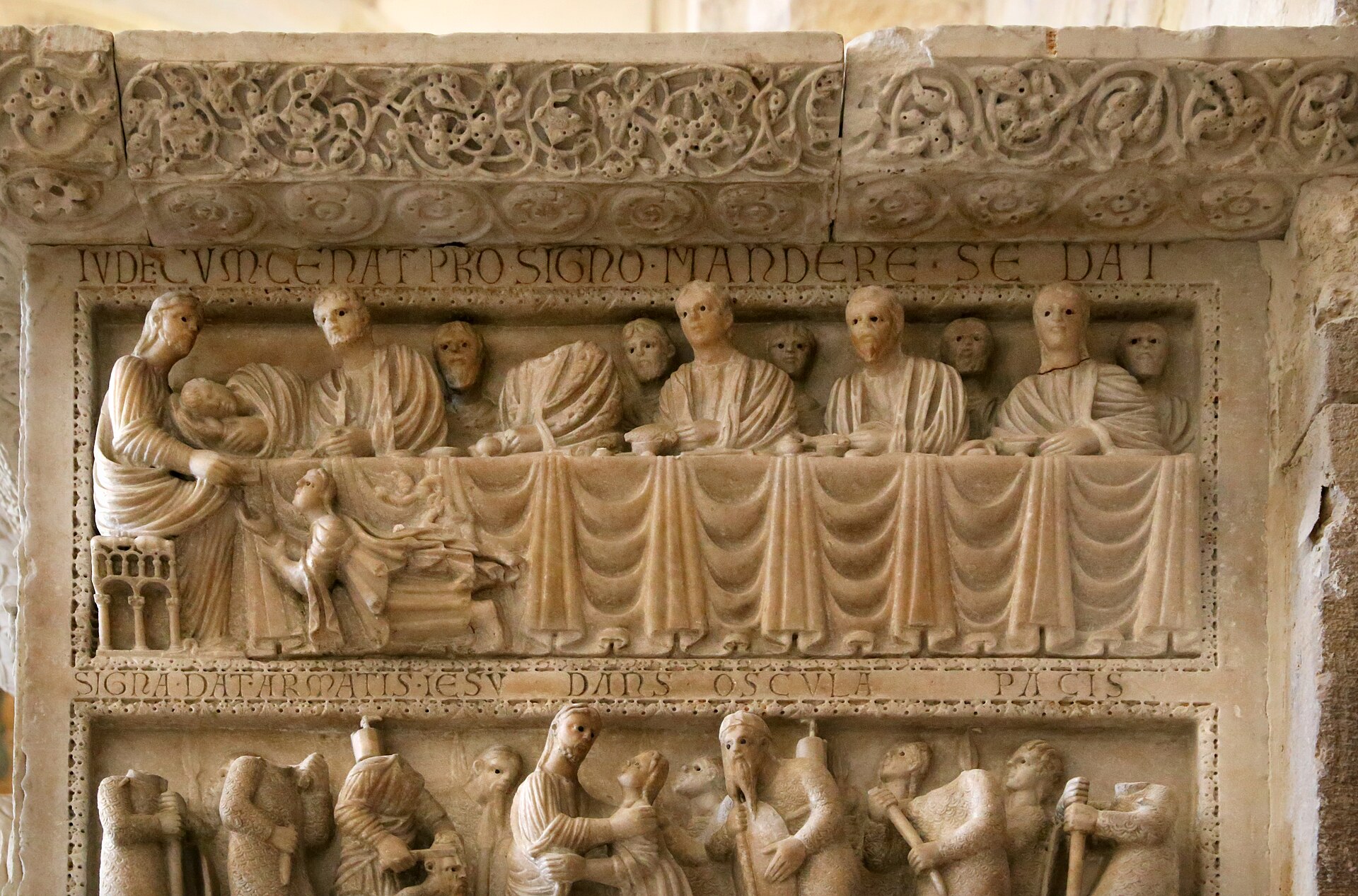 rilievo dell ultima cena sui pergami della cattedrale di cagliari con le figure allineate dietro la tavola