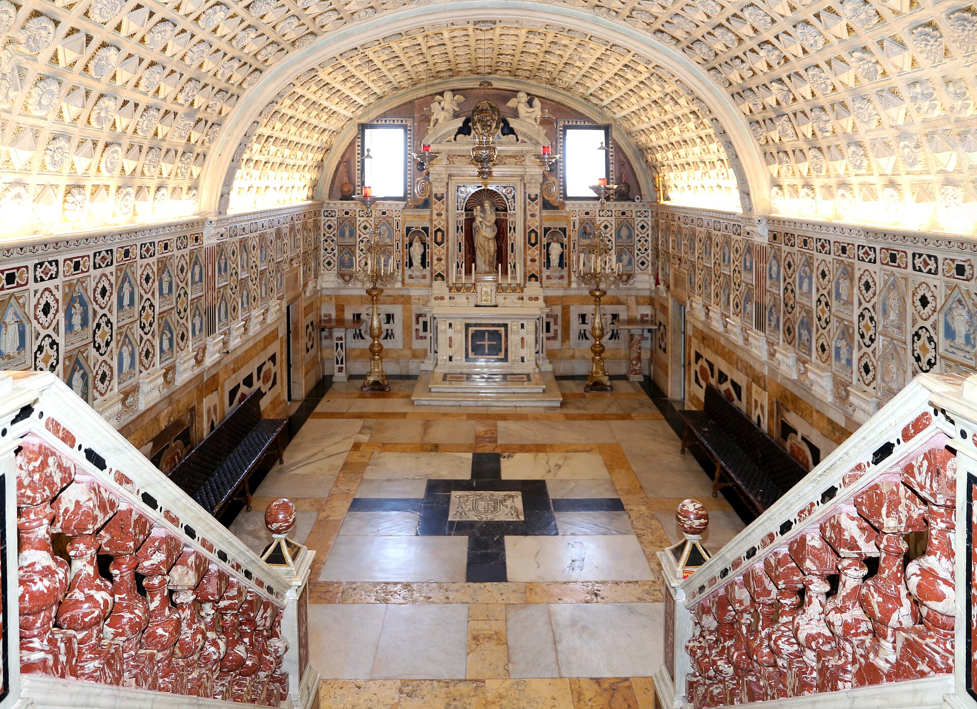 il santuario dei martiri sotto la cattedrale di cagliari con la volta scolpita a rosoni e le nicchie di marmo