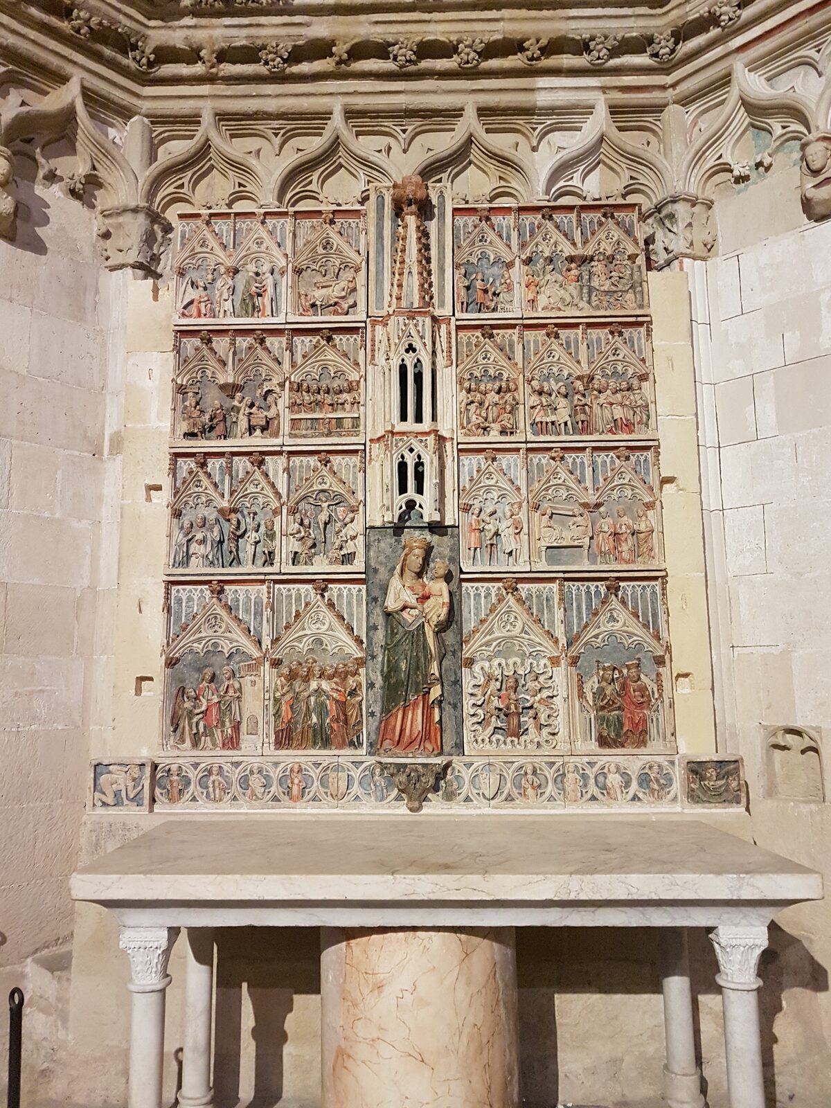 a painted altarpiece in a side chapel of Tarragona Cathedral, with the Virgin and Child at the centre