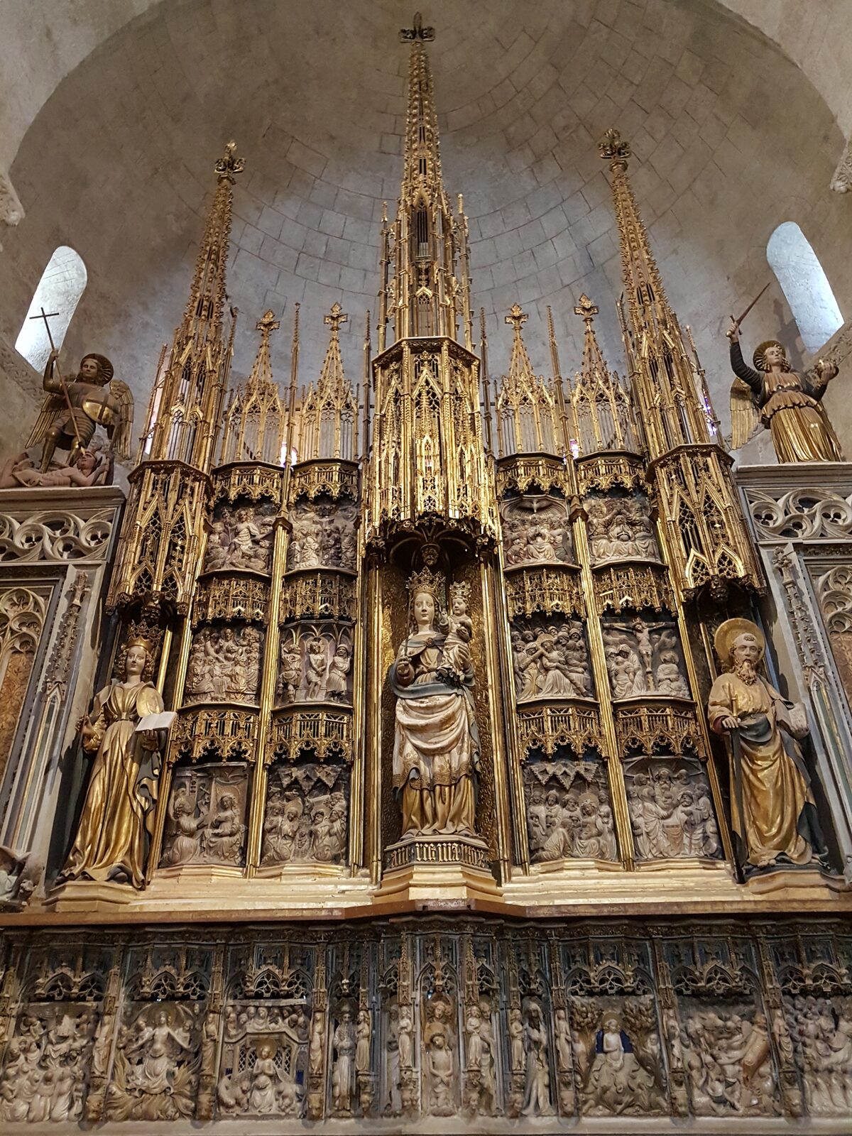 Pere Johan's alabaster high altarpiece in Tarragona Cathedral, with its gilded pinnacles and Saint Thecla at the centre