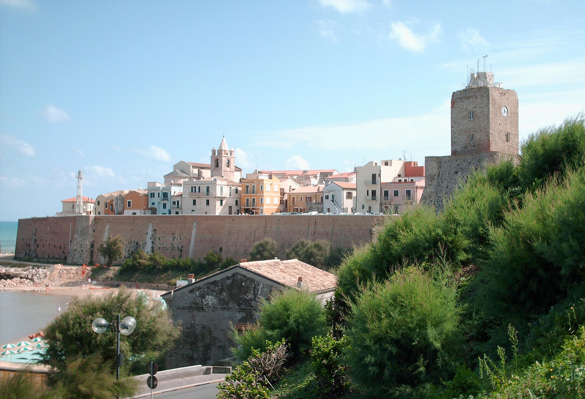 il borgo antico di termoli visto da fuori, con le mura sulla scogliera e la torre del castello svevo