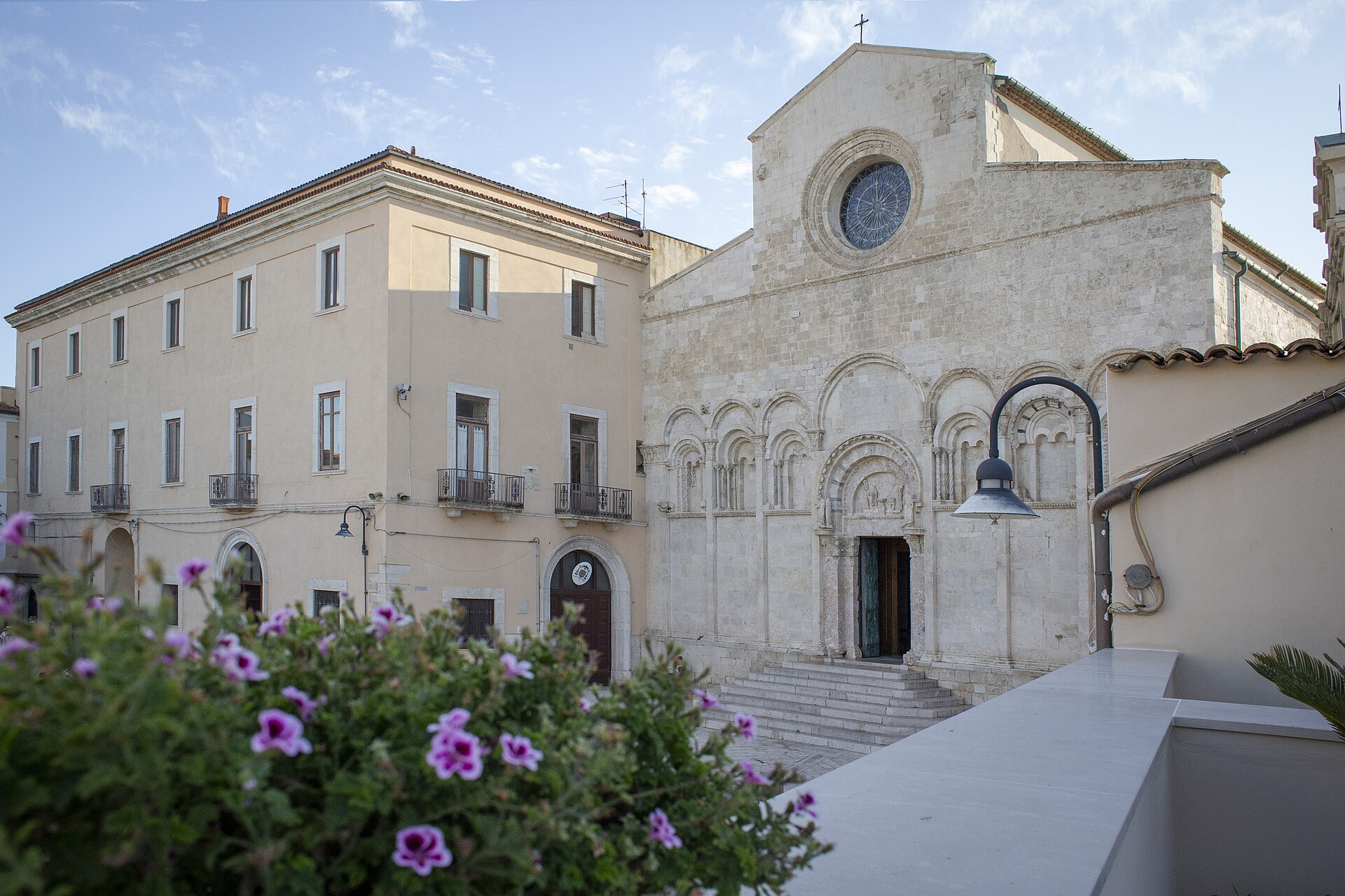 la facciata della cattedrale di termoli con il rosone e la fila di archivolti su colonnine, nella piazza del borgo antico