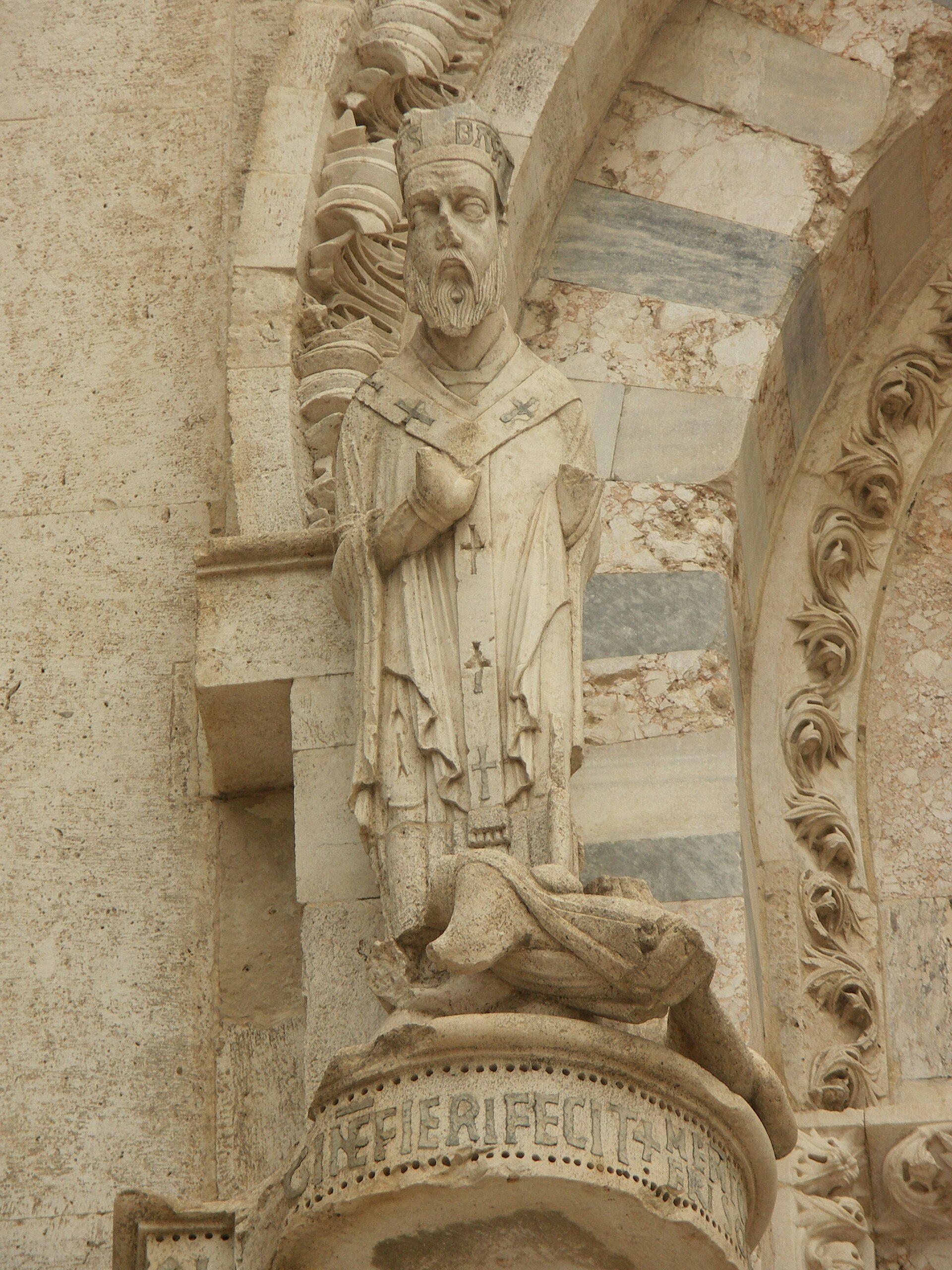 la statua di san basso con la mitra sulla facciata della cattedrale di termoli, con l iscrizione sul basamento