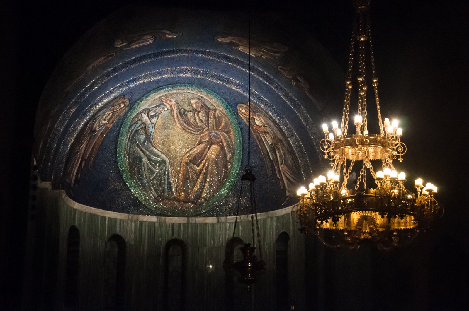 il mosaico dell incoronazione della vergine di guido cadorin nell abside centrale con il lampadario