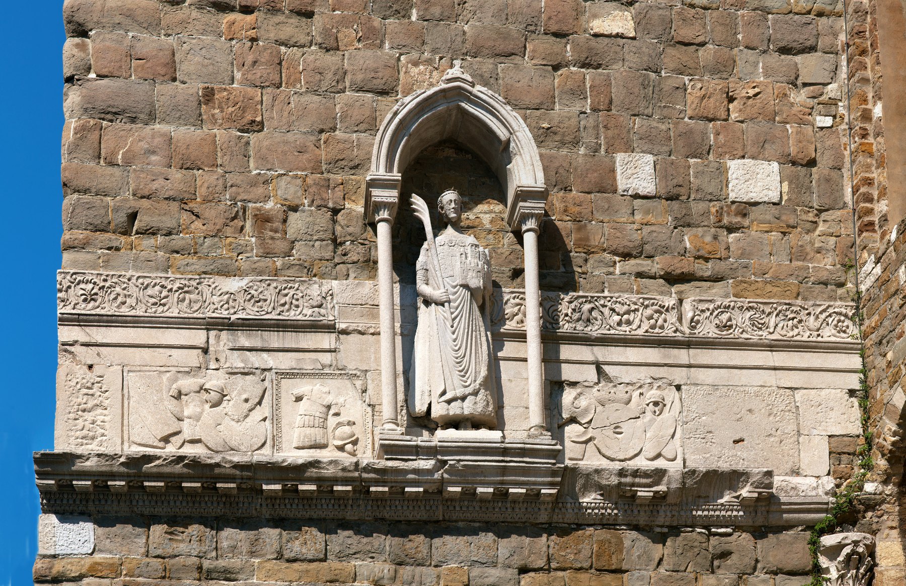 il fregio romano riutilizzato e l edicola gotica con la statua di san giusto sulla muratura del campanile
