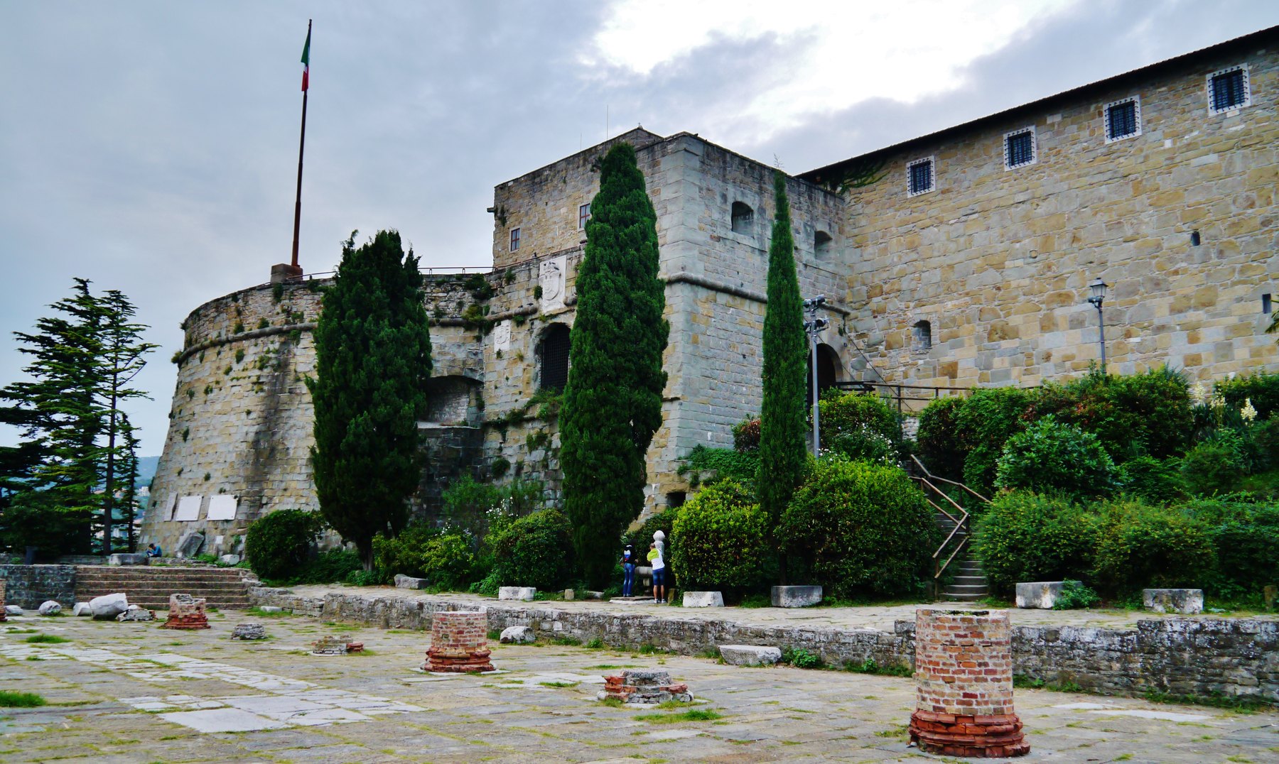 il castello di san giusto con il bastione rotondo visto dal lastricato del foro romano