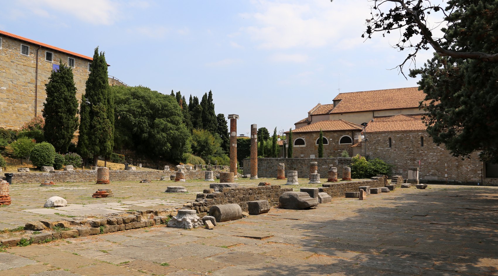 il foro romano di trieste con i ceppi di colonna della basilica civile fra il muro del castello e la cattedrale