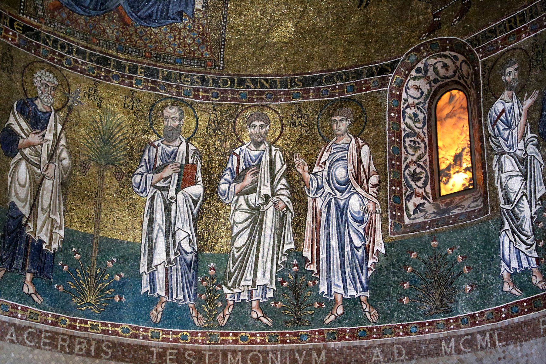 la fascia dei dodici apostoli su prato fiorito sotto la conca absidale con le iscrizioni latine