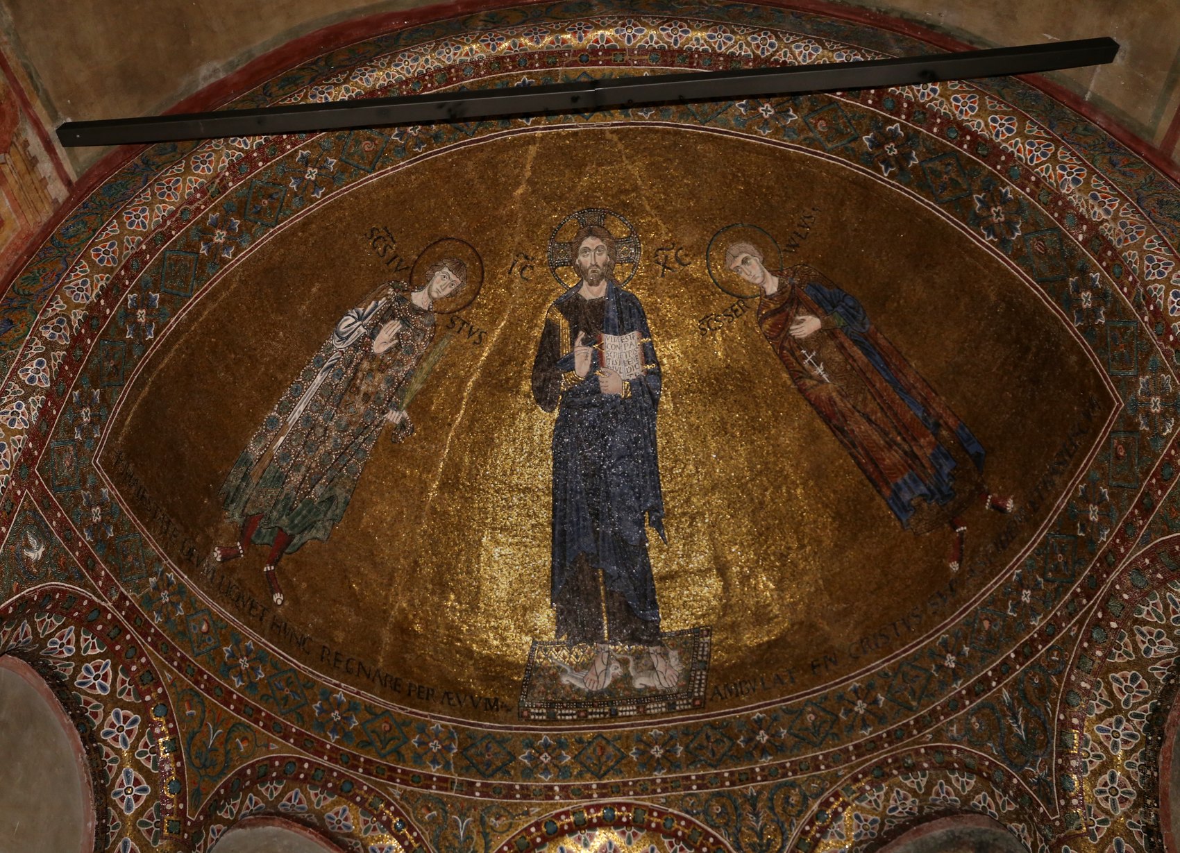 il mosaico del cristo pantocratore in piedi fra i santi giusto e servolo nell abside destra