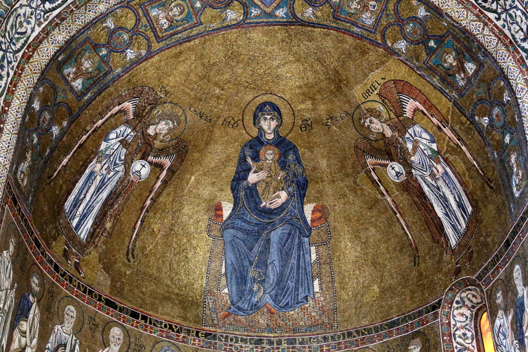 il mosaico della vergine theotokos in trono fra gli arcangeli michele e gabriele su fondo oro