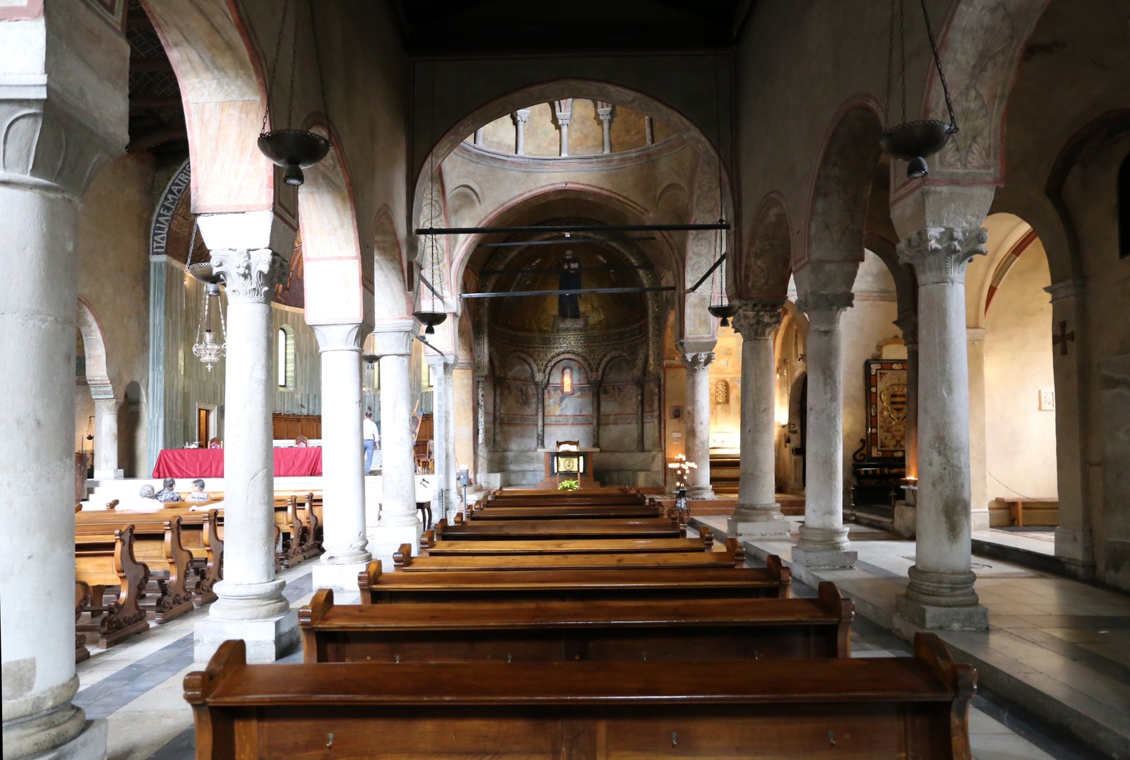 la navata destra della cattedrale di san giusto verso l abside con il mosaico e gli affreschi