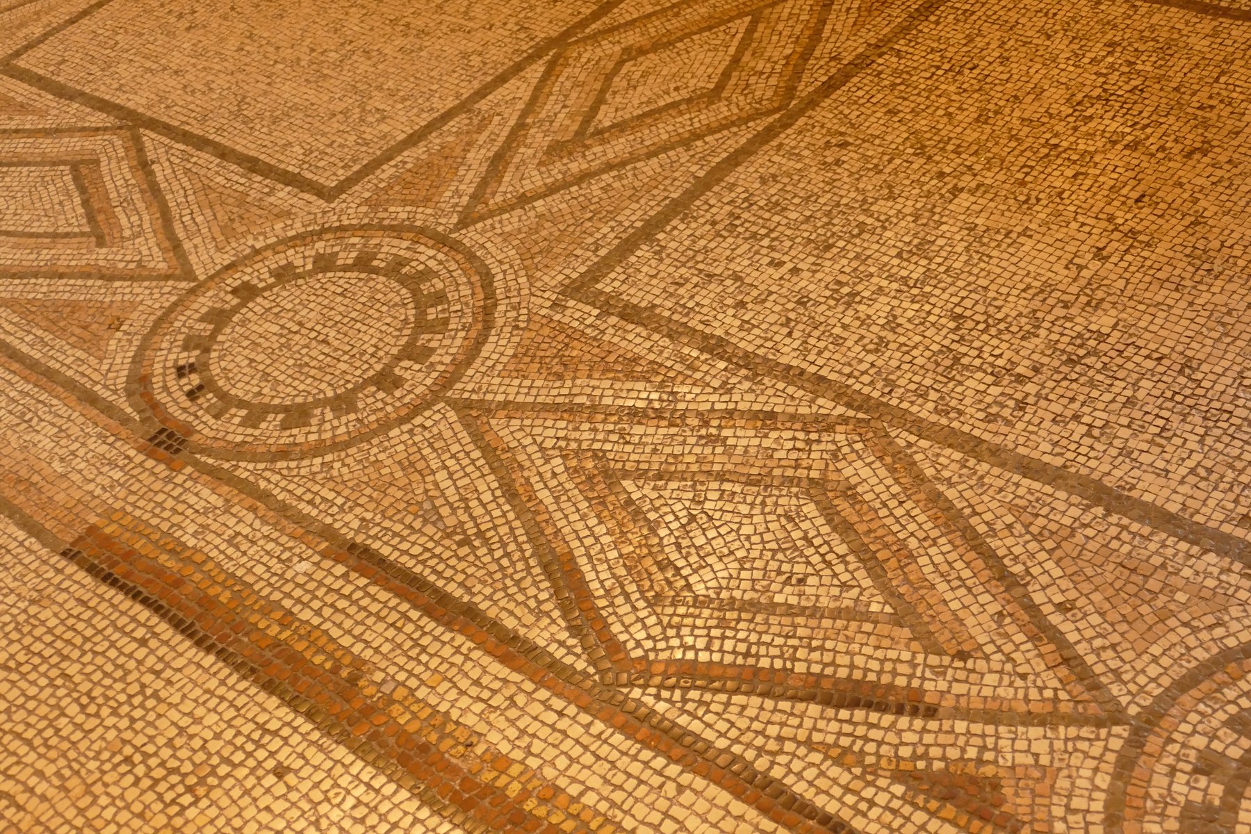il pavimento a mosaico paleocristiano del quinto secolo con motivi geometrici in tessere chiare
