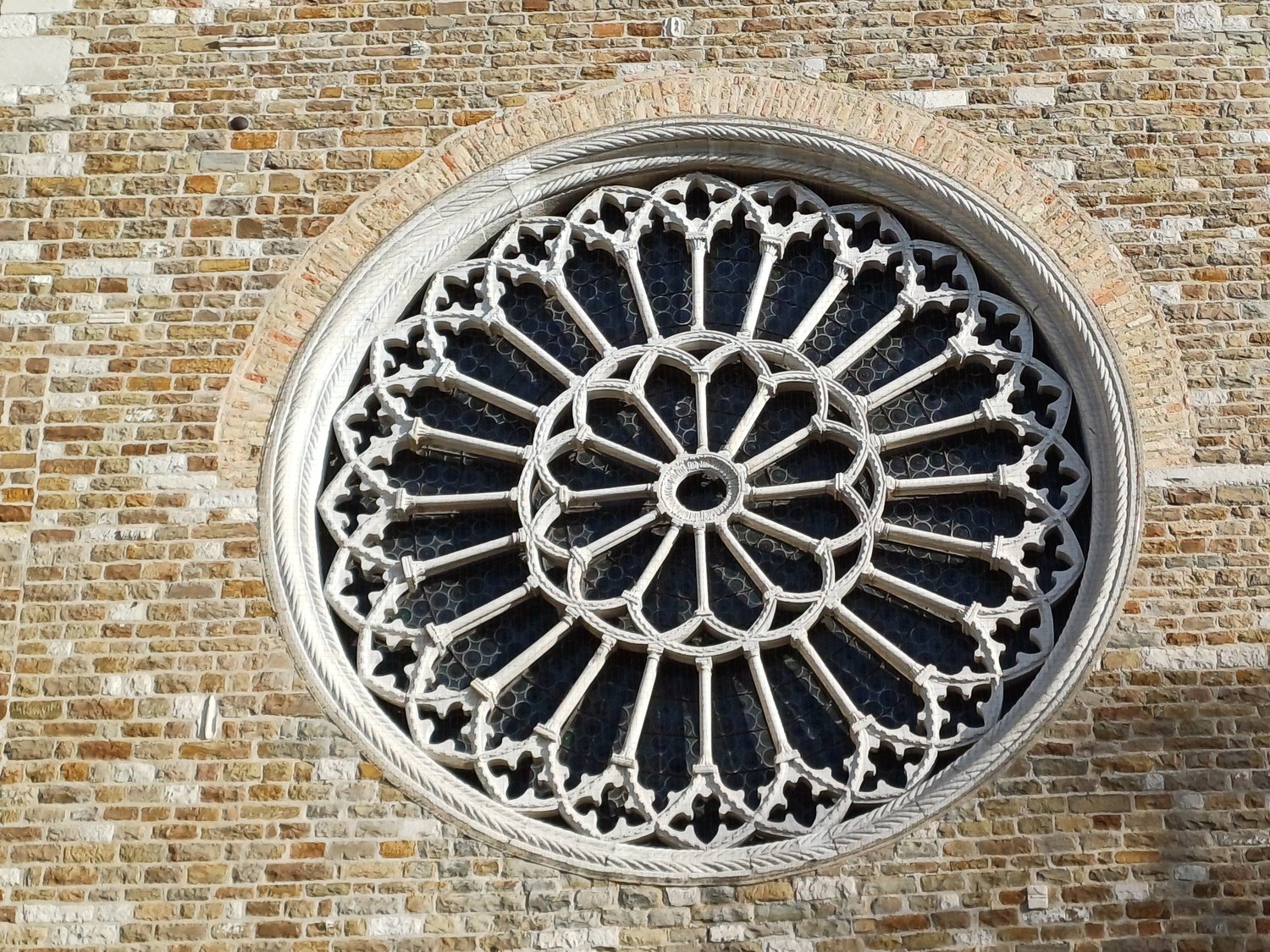 il rosone gotico in pietra carsica della facciata della cattedrale di san giusto